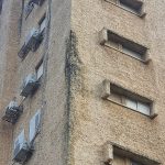 תמונה מרחוק, סימן ברור של נזילה ממרזב הבניין על הקיר2021-02-05