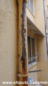 צינור ביוב / שפכים "4 (צול) יציקת מתכת, ישן מאוד שהחל להיסדק ולנזול